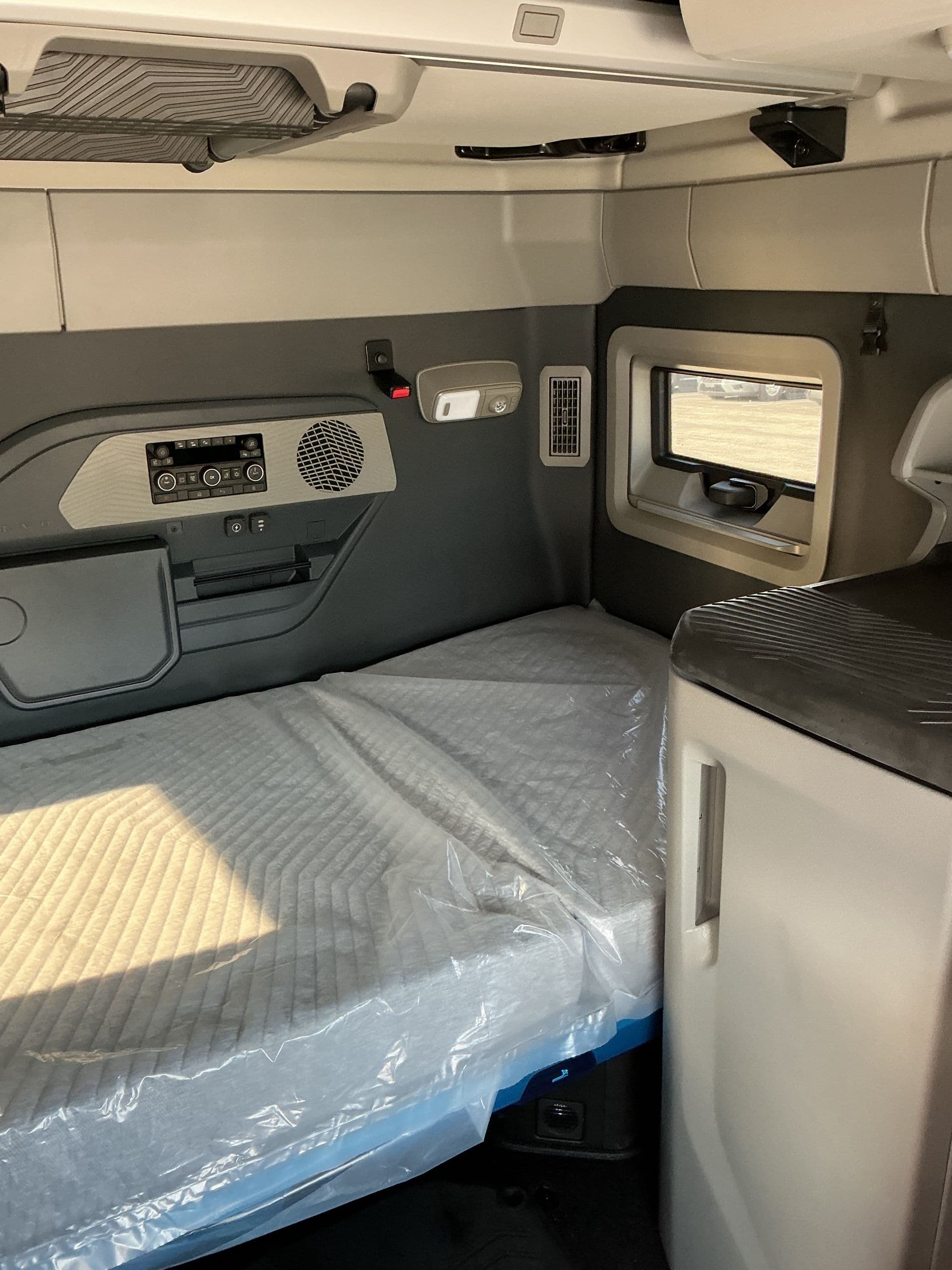 2026 Volvo VNL 860 — photo 18