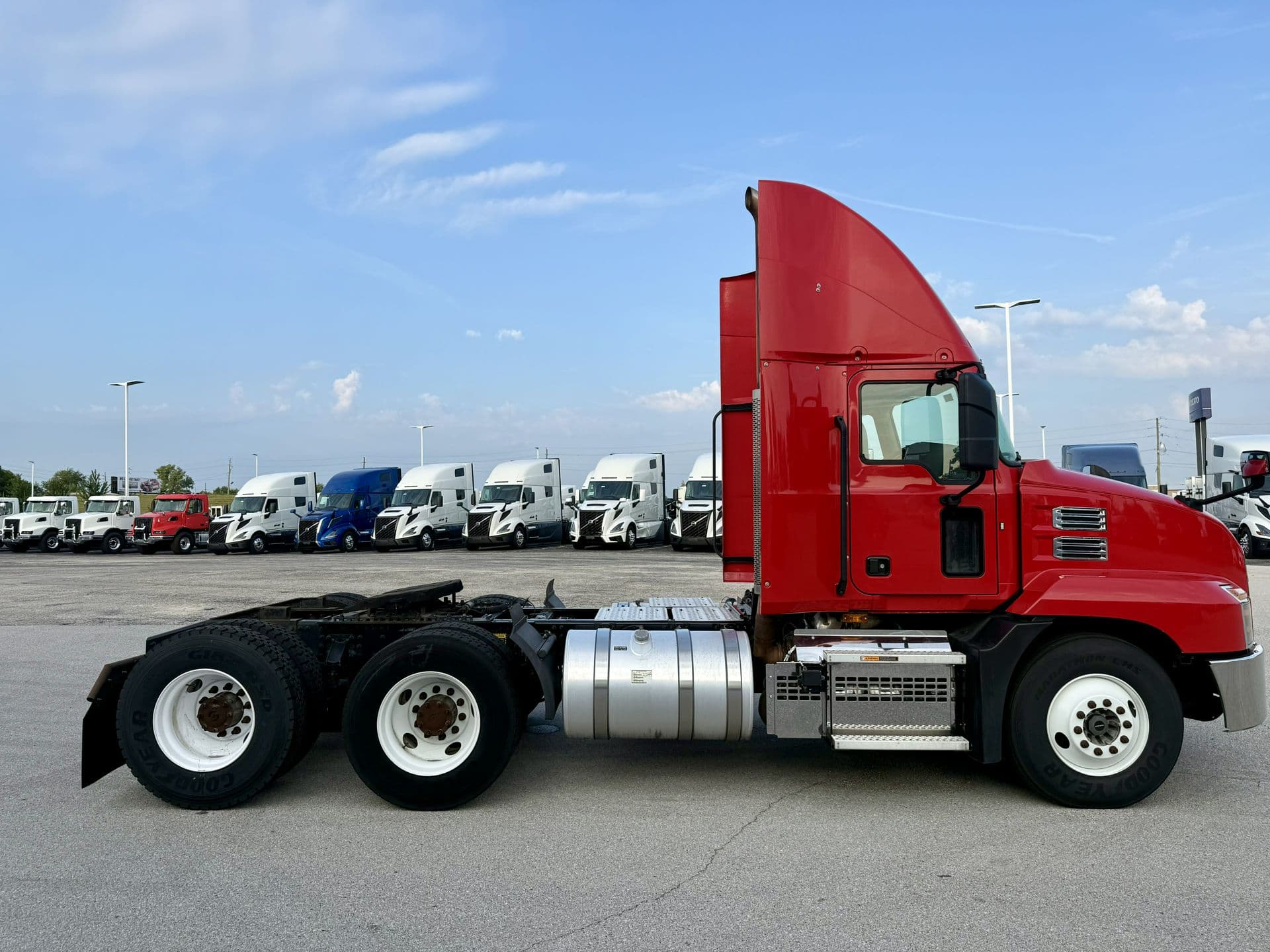 2020 Mack Anthem — photo 4