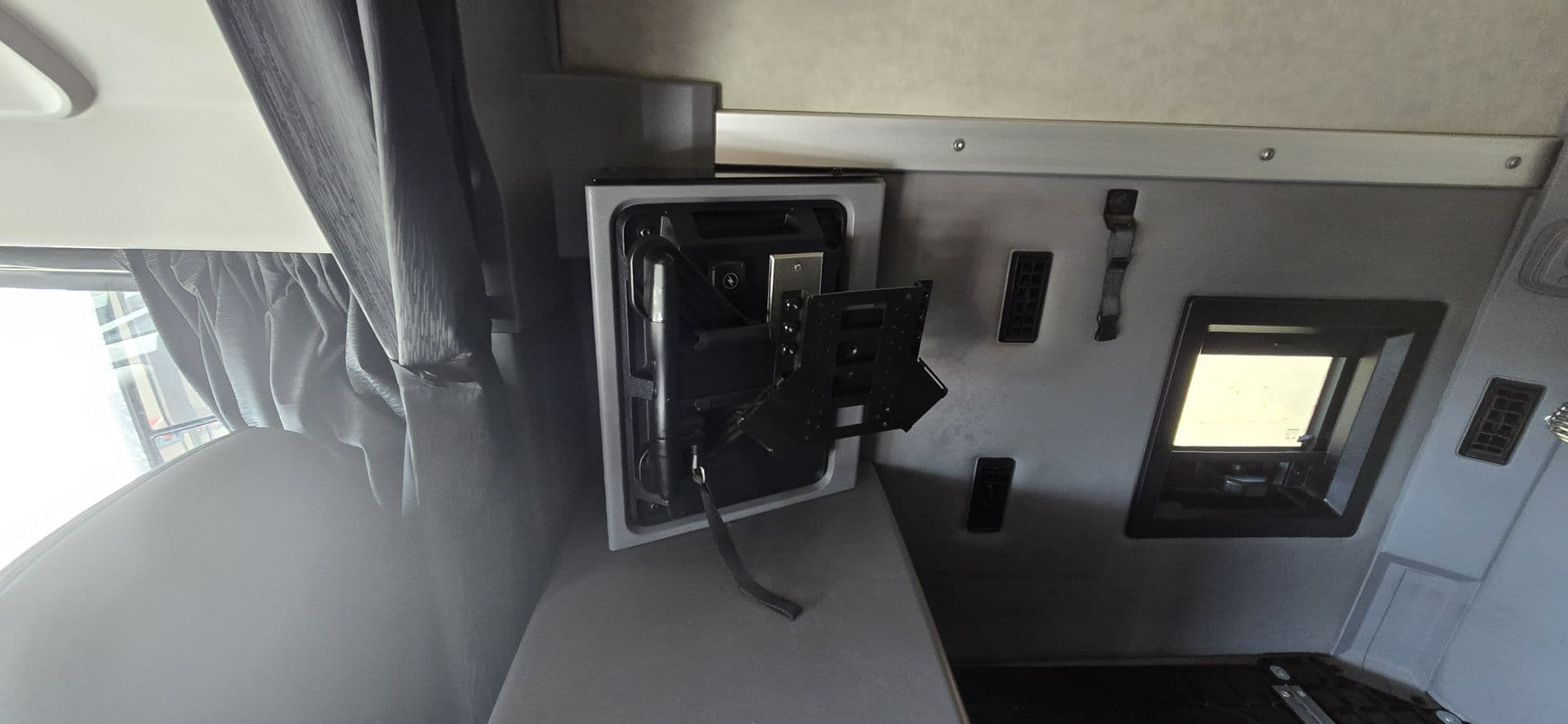 2020 Mack Anthem — photo 40