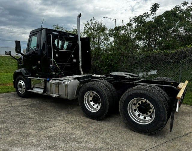 2027 Mack Anthem — photo 8