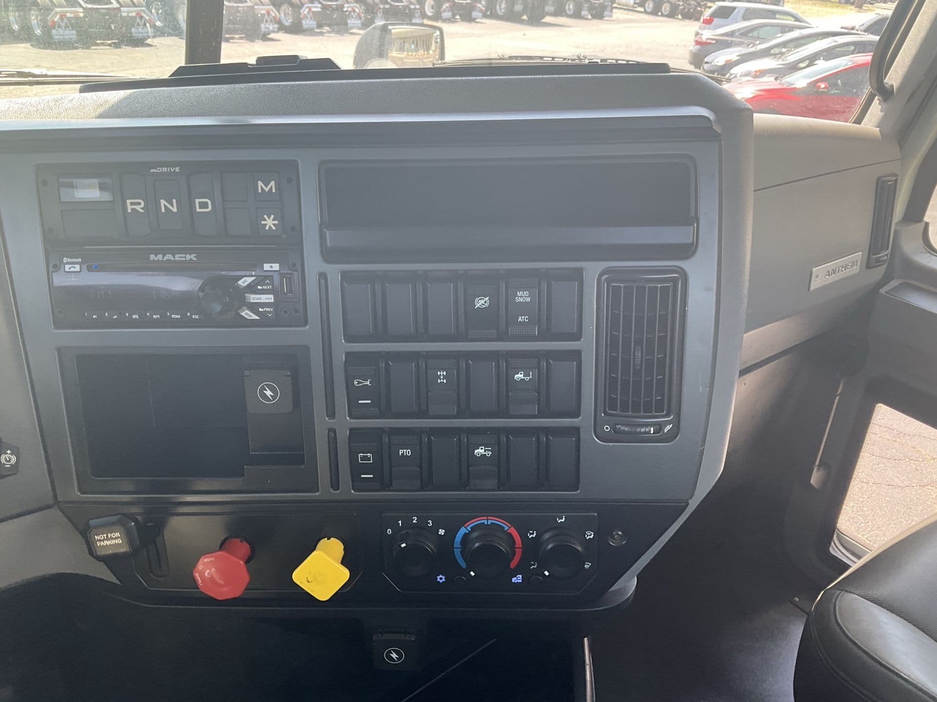 2019 Mack Anthem — photo 15