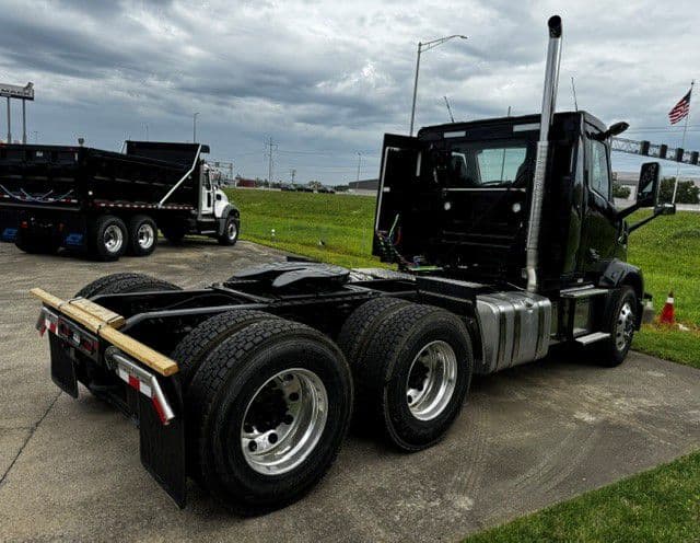 2027 Mack Anthem — photo 9