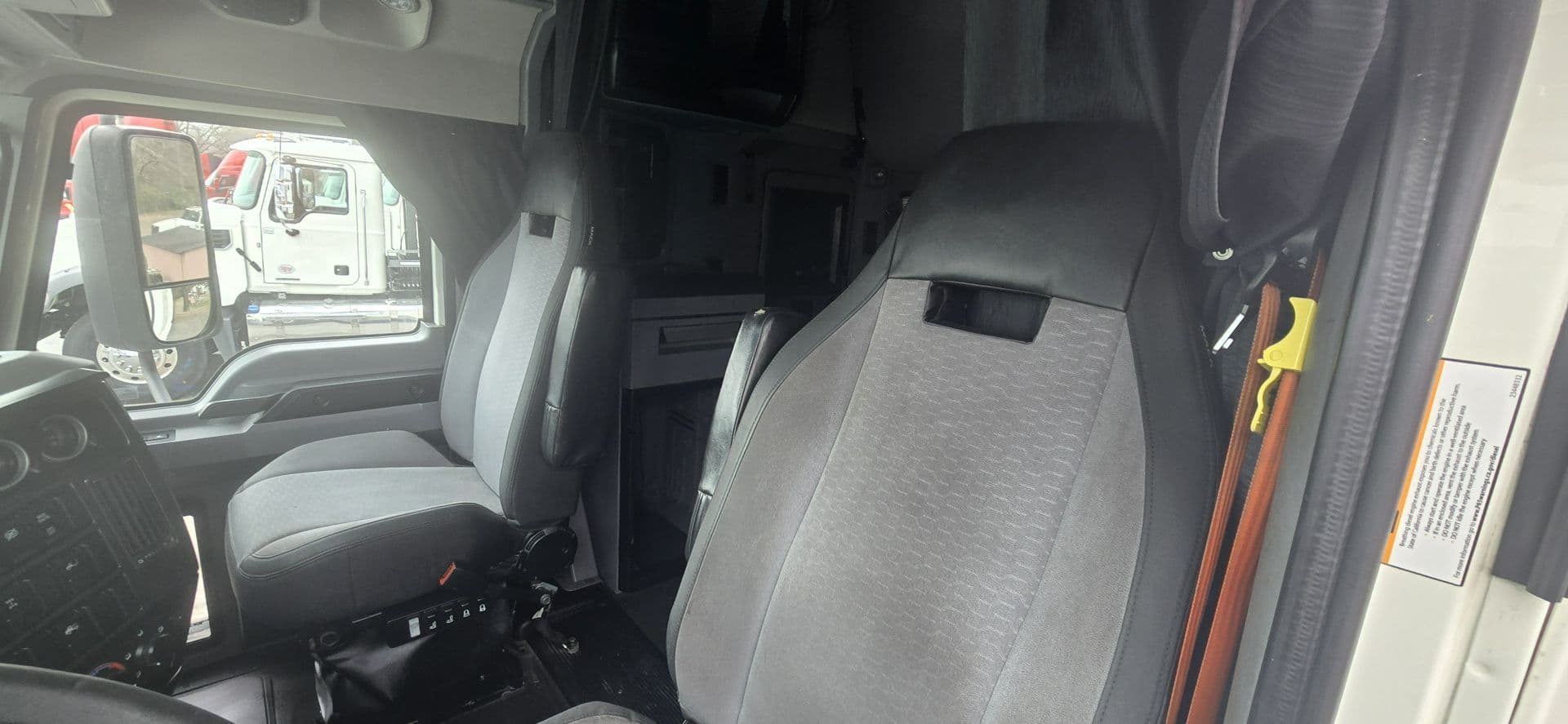 2020 Mack Anthem — photo 16