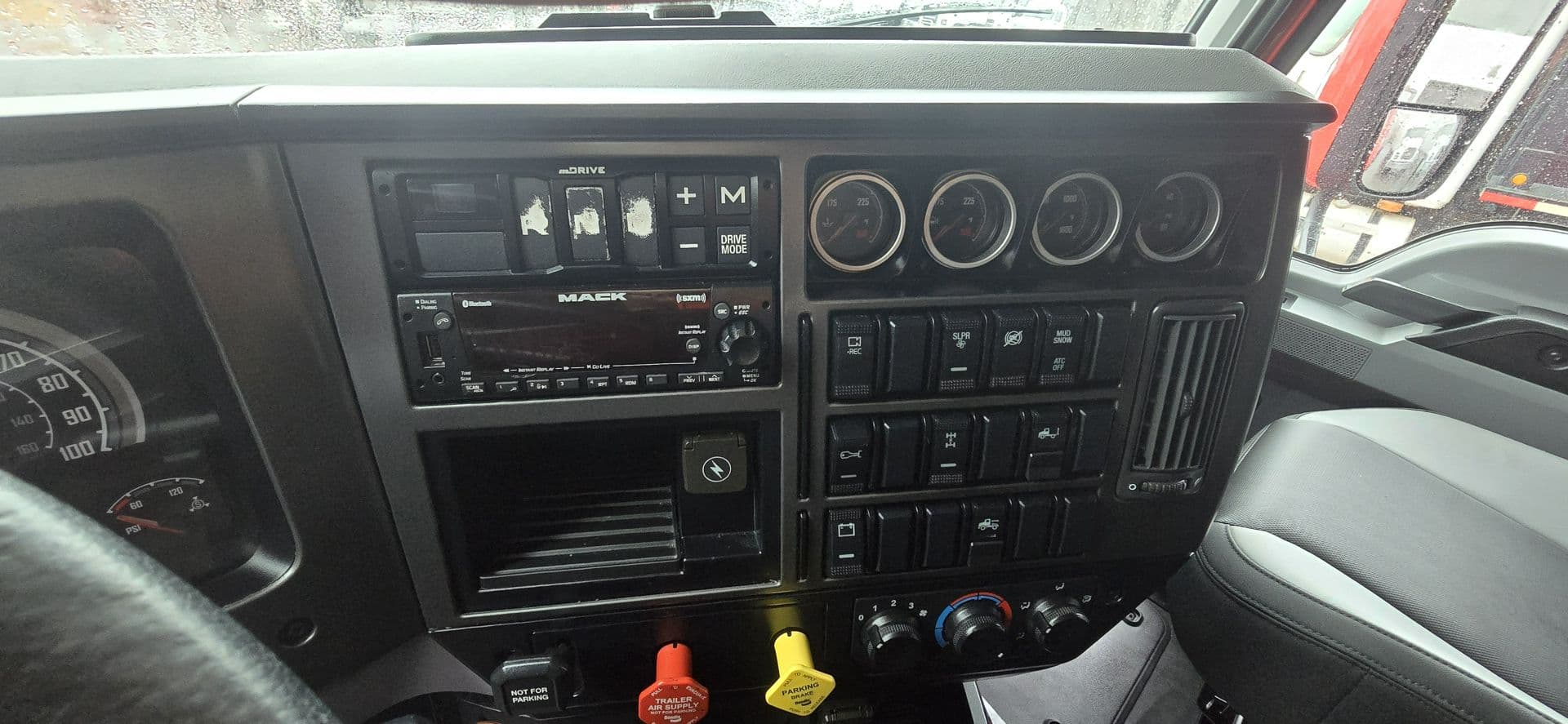 2023 Mack Anthem — photo 20