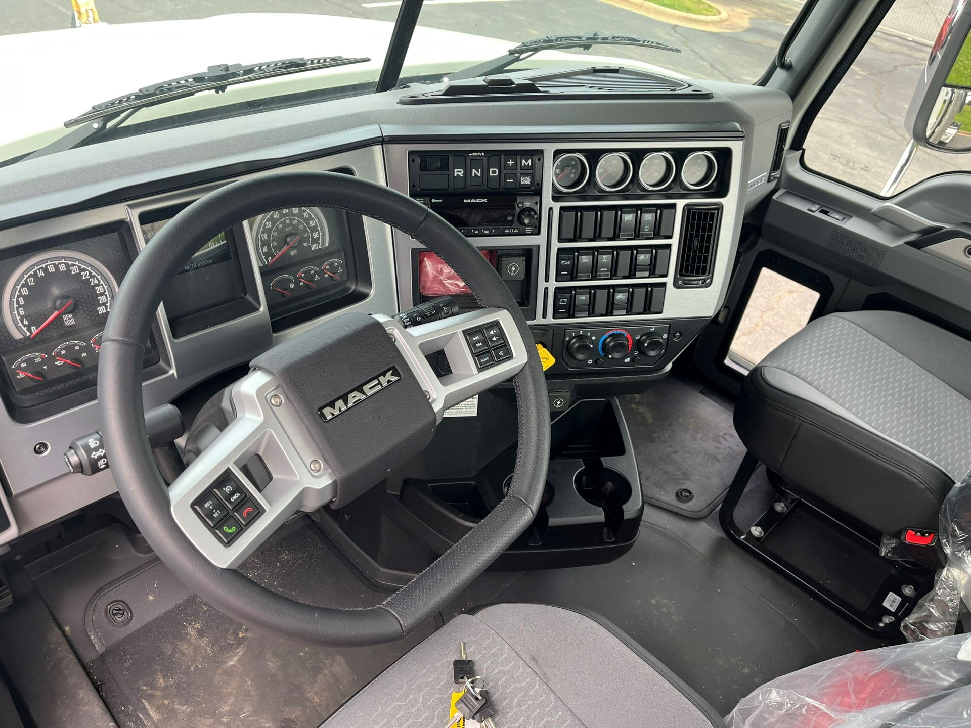 2026 Mack Pinnacle — photo 3