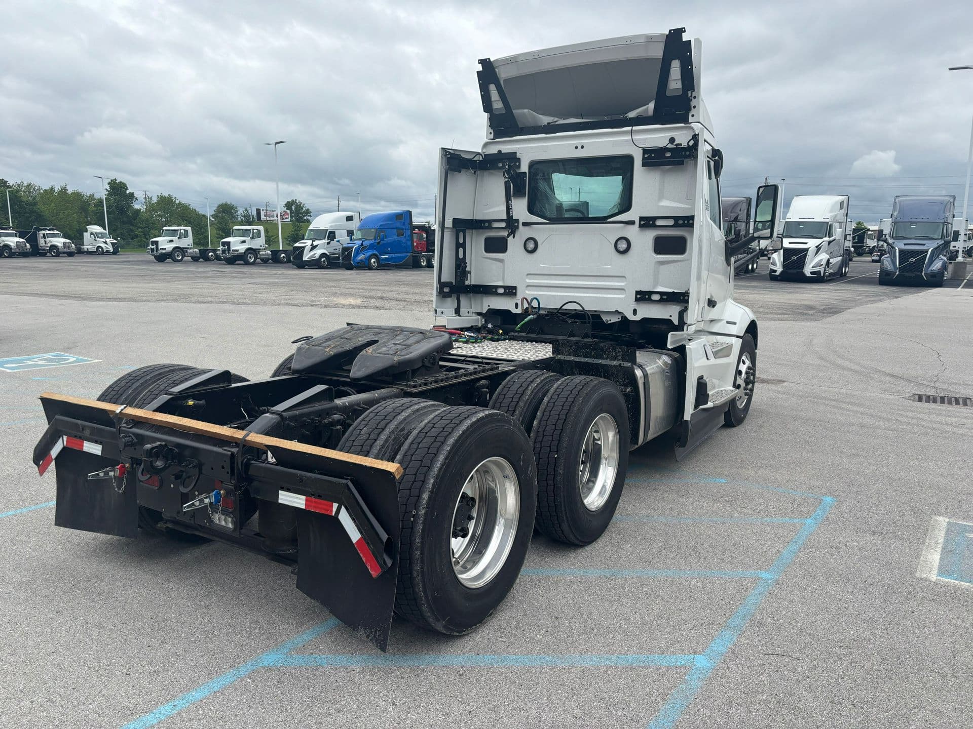 2025 Volvo VNL 300 — photo 9
