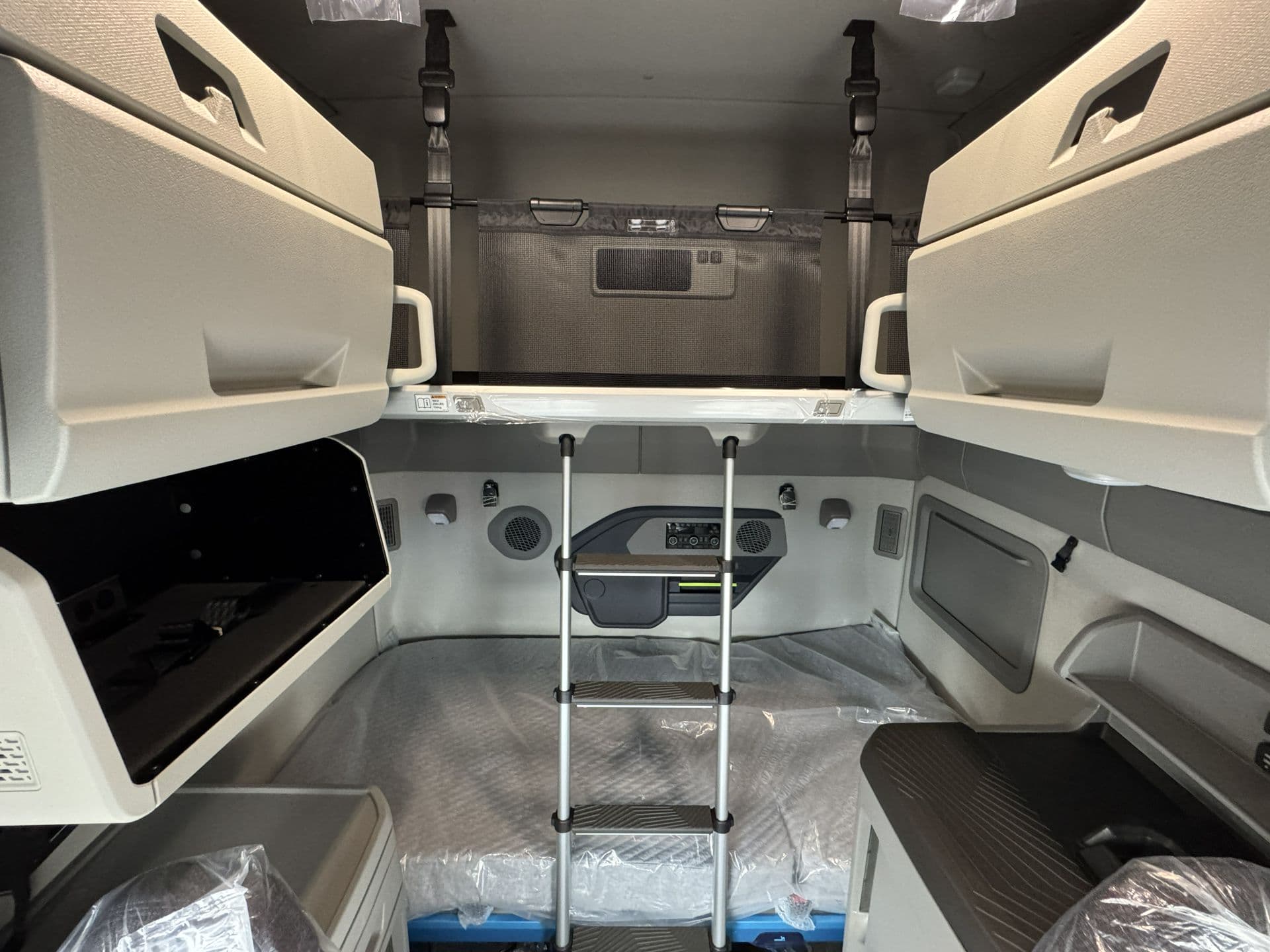 2027 Volvo VNL 860 — photo 11