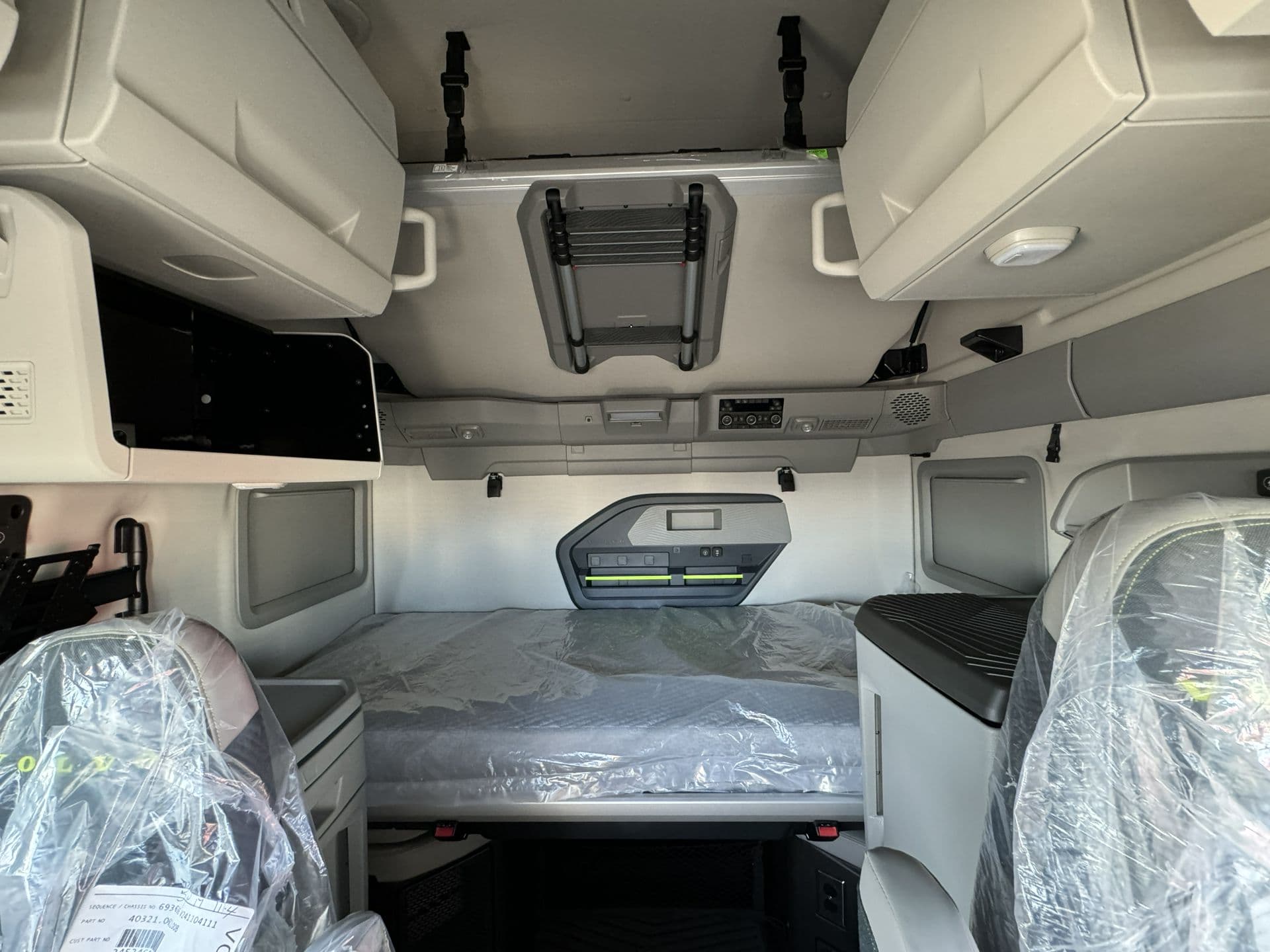 2026 Volvo VNL 860 — photo 8