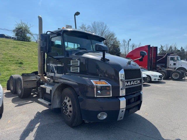 2020 Mack Anthem — photo 2