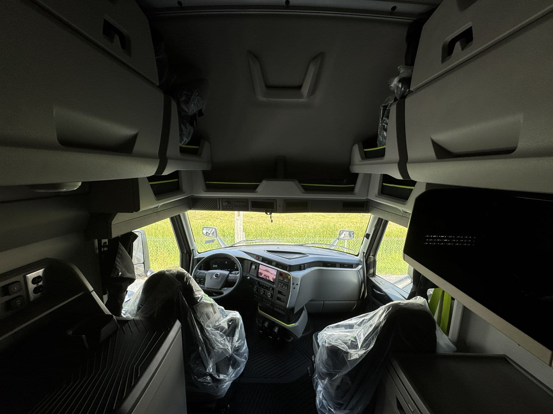 2026 Volvo VNL 860 — photo 12