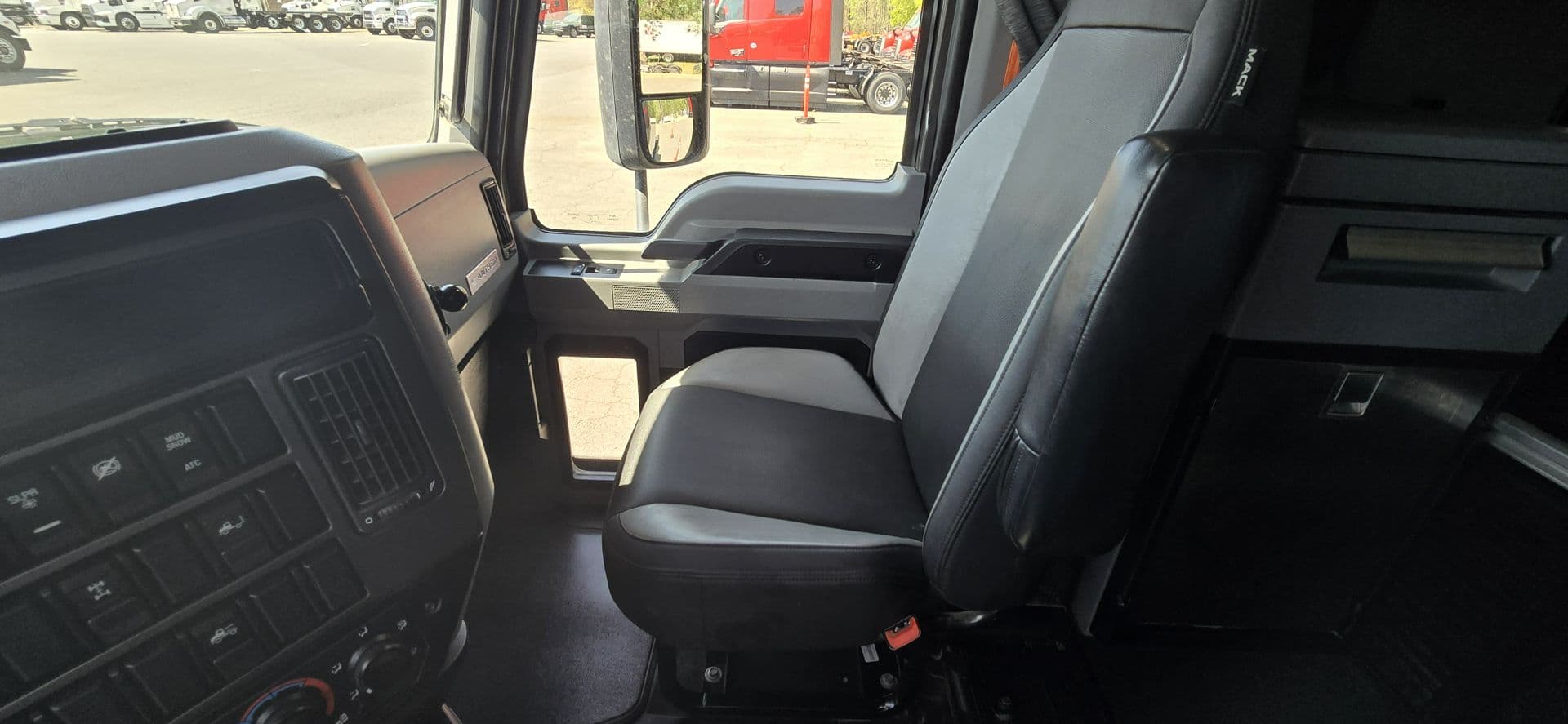 2020 Mack Anthem — photo 33