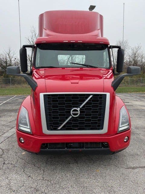 2022 Volvo VNR 640 — photo 2