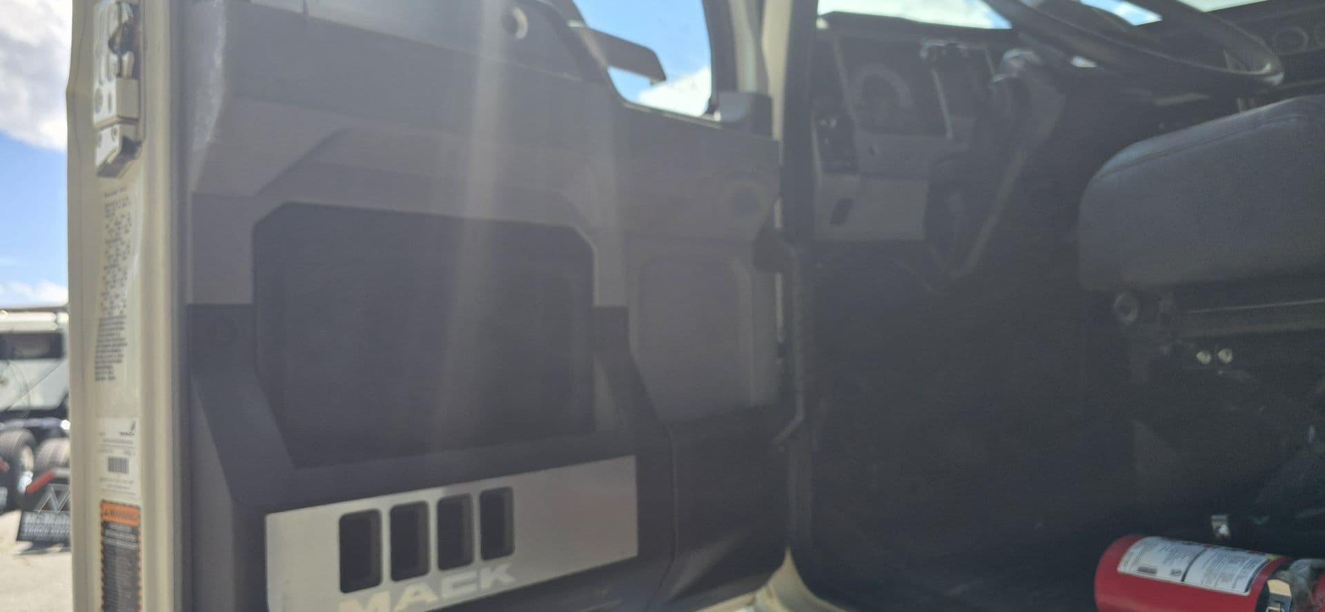 2023 Mack Granite — photo 8