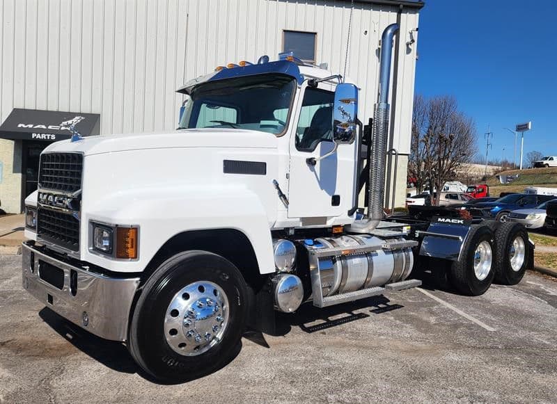 2026 Mack Pinnacle — photo 2