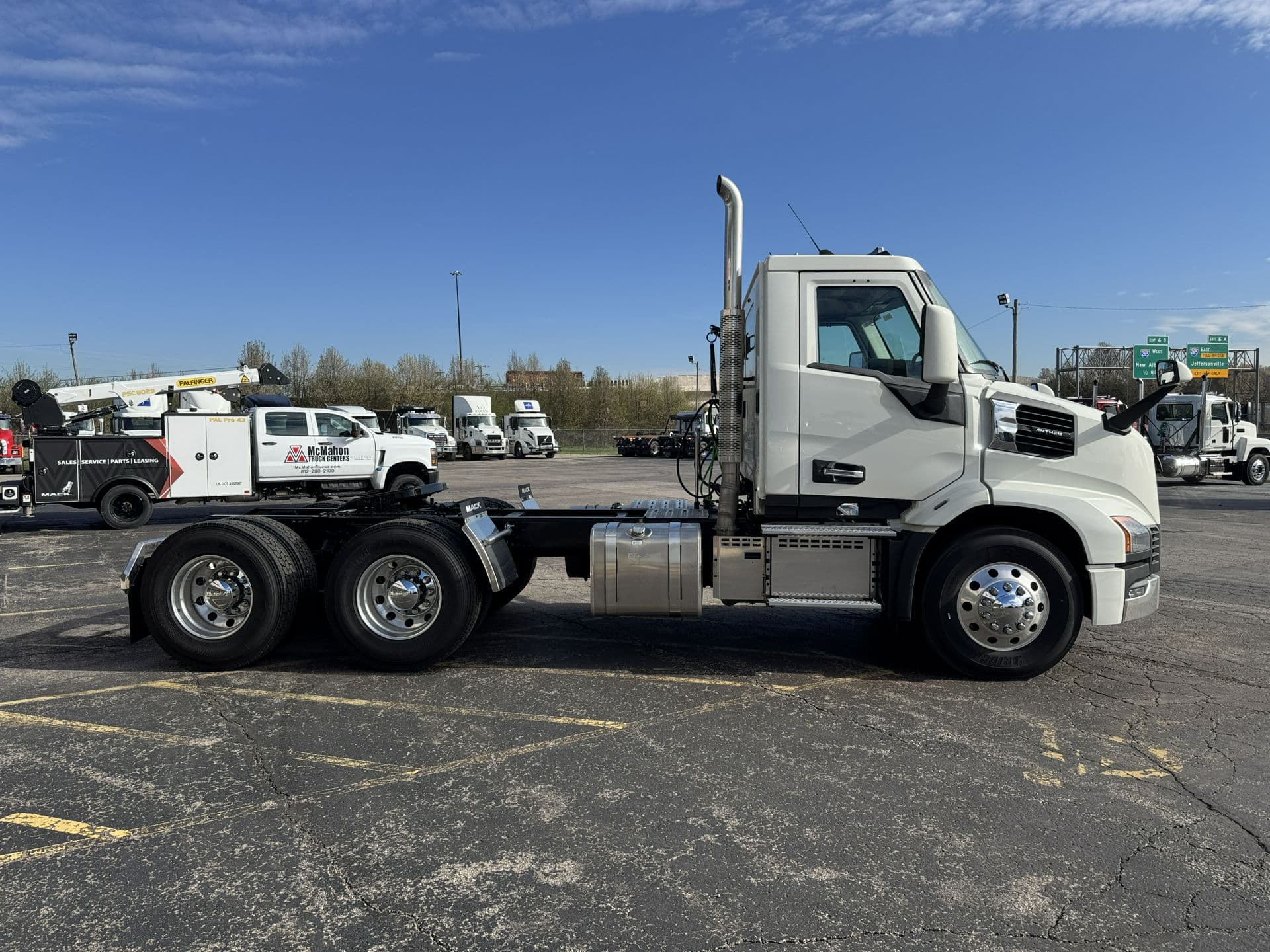 2027 Mack Anthem — photo 4