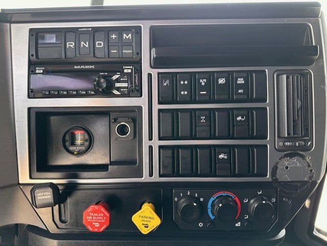 2019 Mack Anthem — photo 12