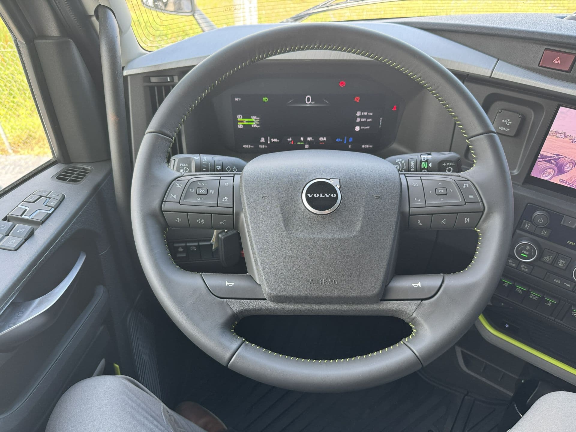 2026 Volvo VNL 860 — photo 8