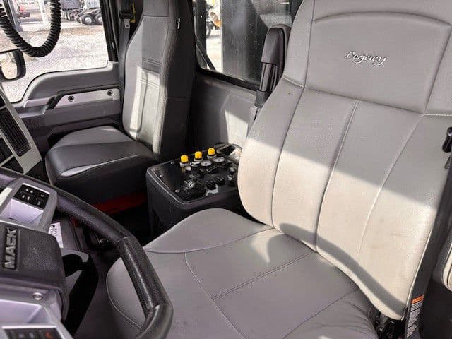 2023 Mack Granite — photo 10