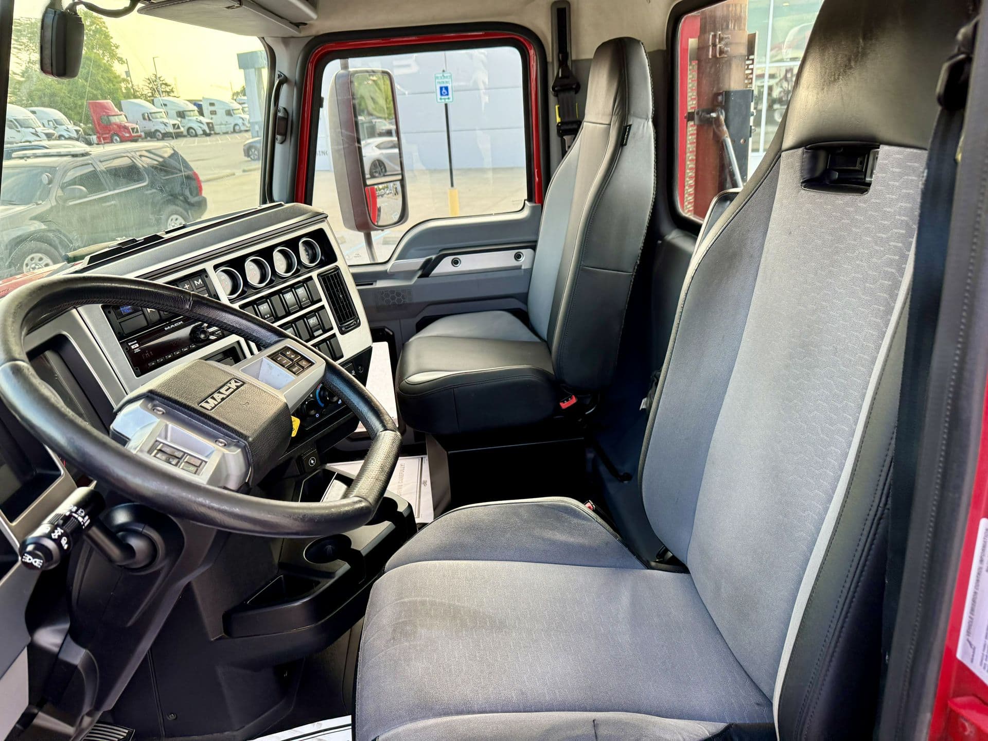 2020 Mack Anthem — photo 16