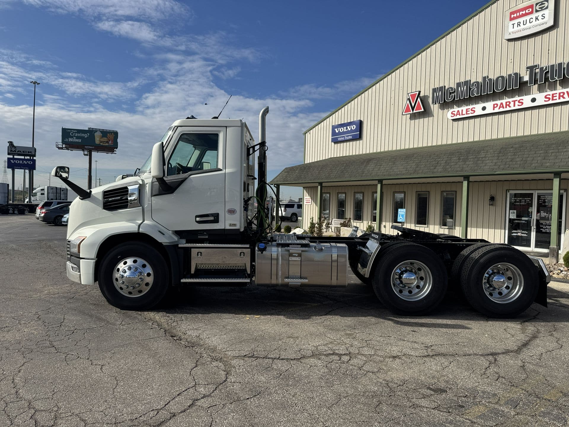 2027 Mack Anthem — photo 2