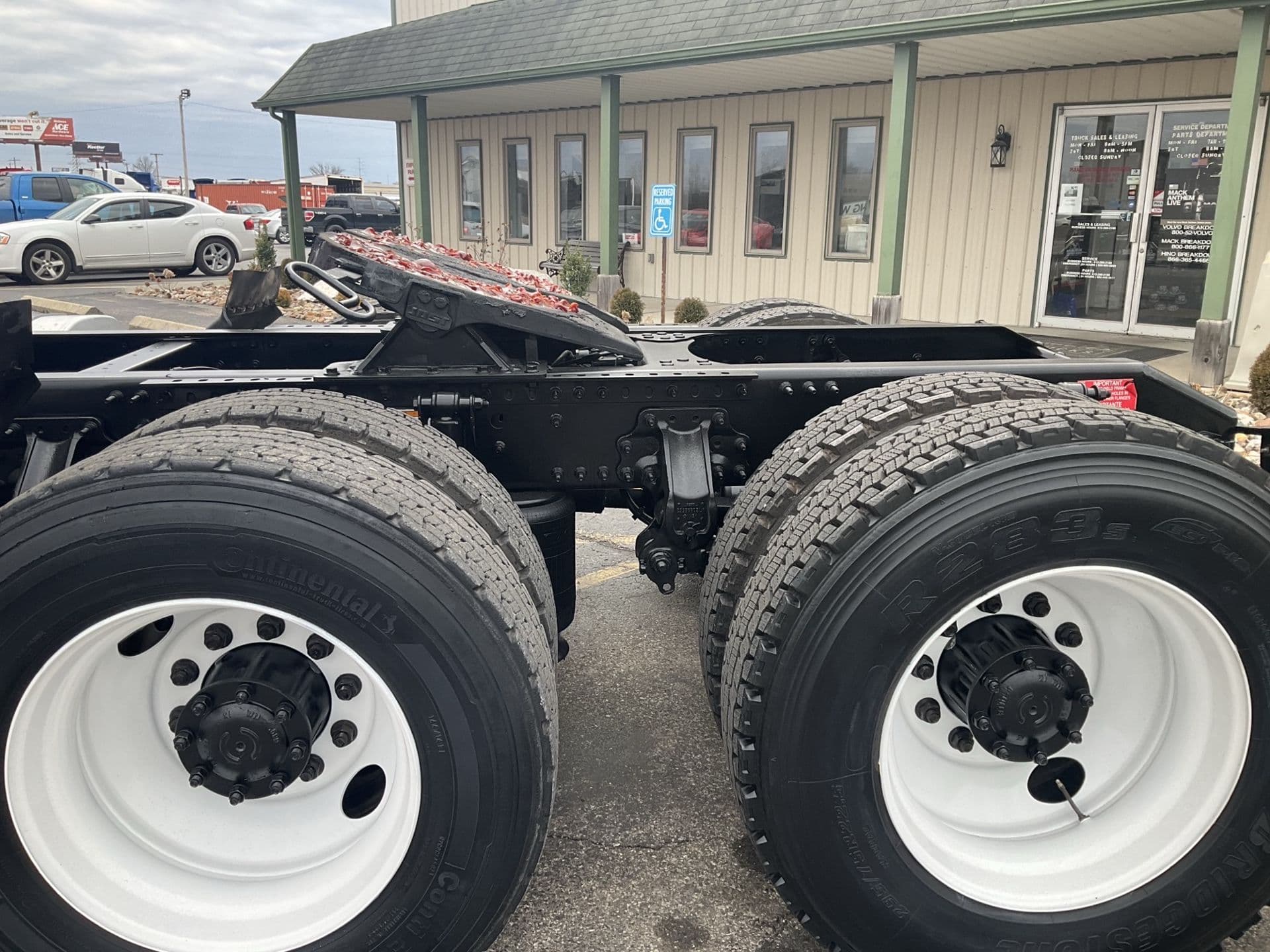 2021 Volvo VNR 640 — photo 8