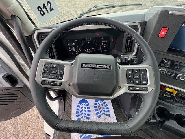2027 Mack Anthem — photo 6