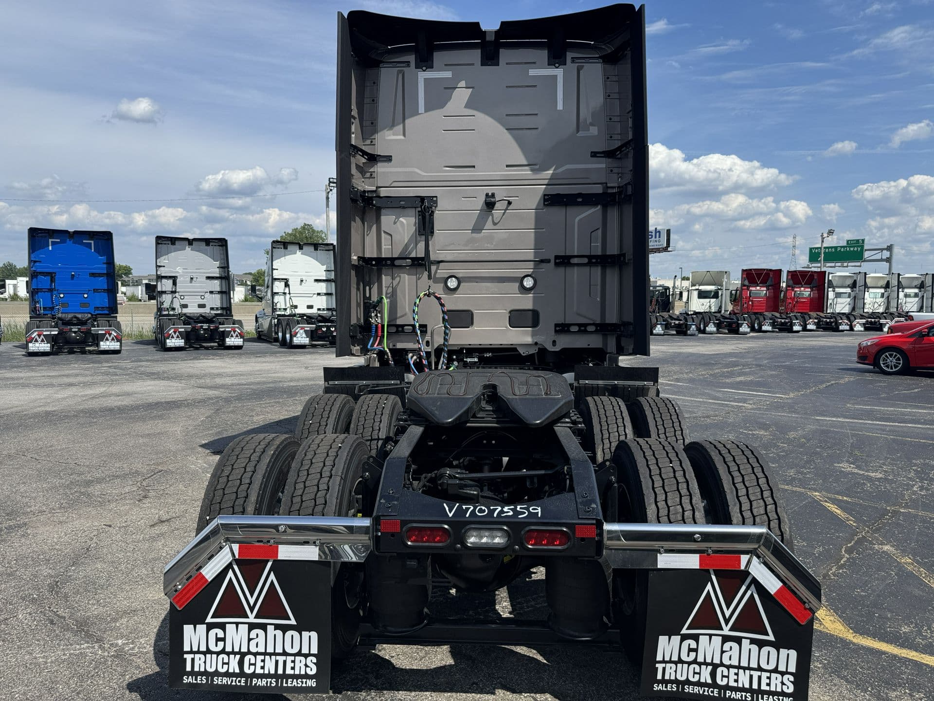 2026 Volvo VNL 860 — photo 3