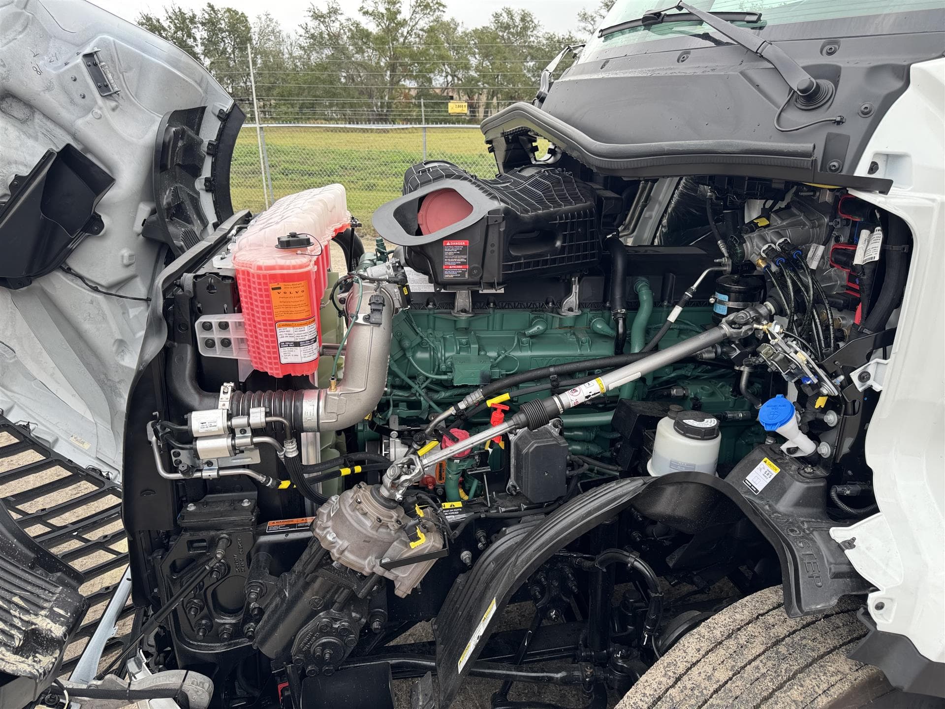 2025 Volvo VNL 860 — photo 19