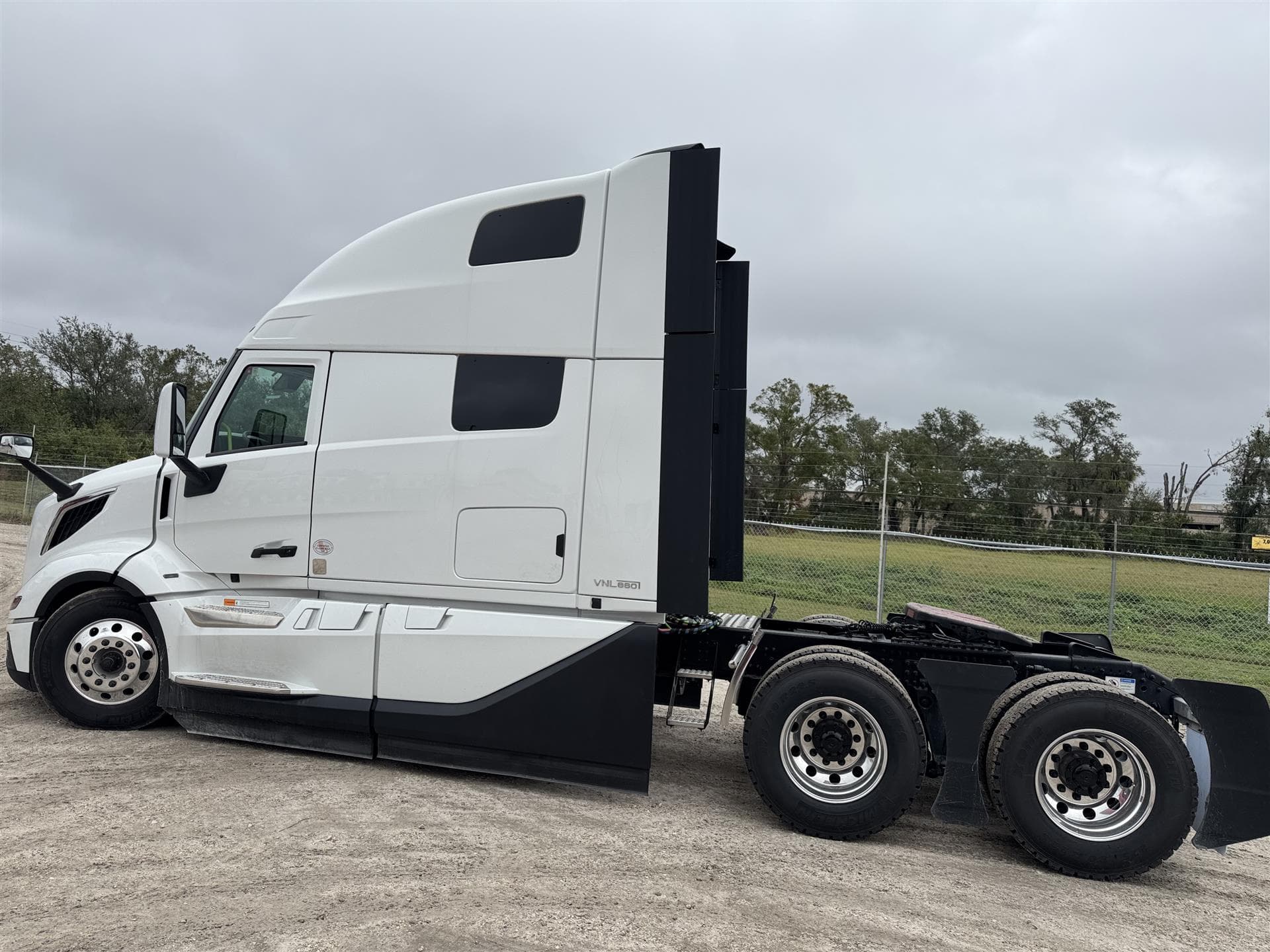 2025 Volvo VNL 860 — photo 8