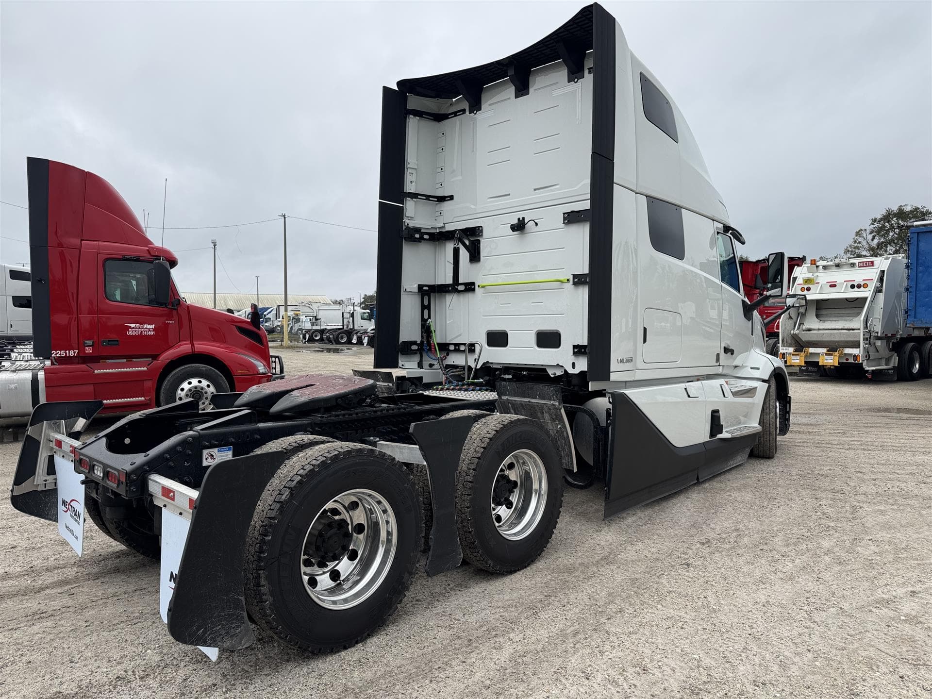 2025 Volvo VNL 860 — photo 5
