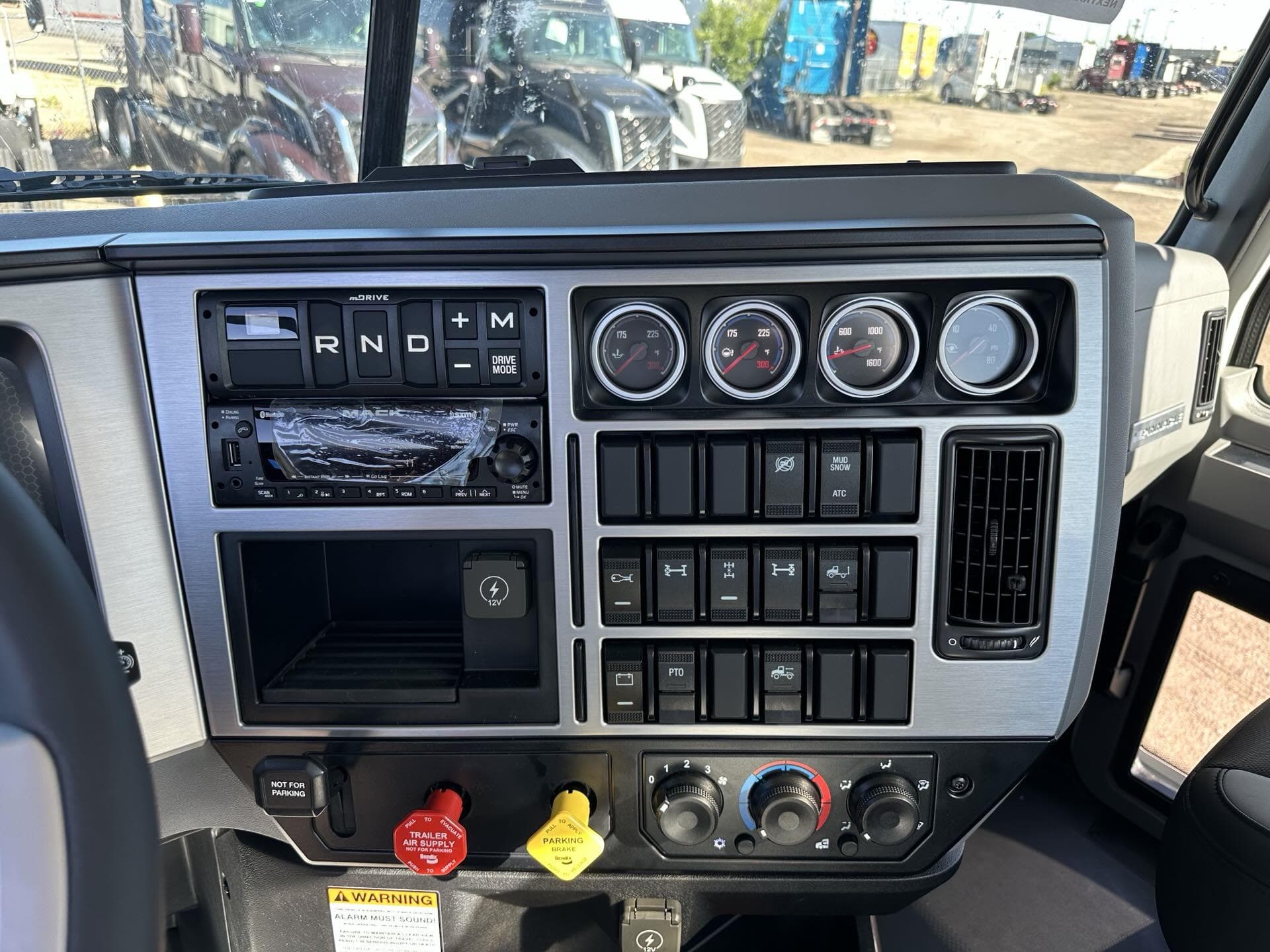 2026 Mack Pinnacle — photo 10