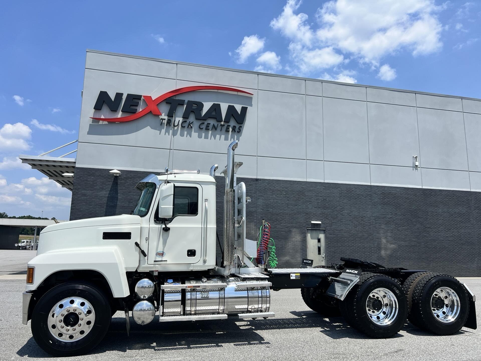 2025 Mack Pinnacle — photo 2