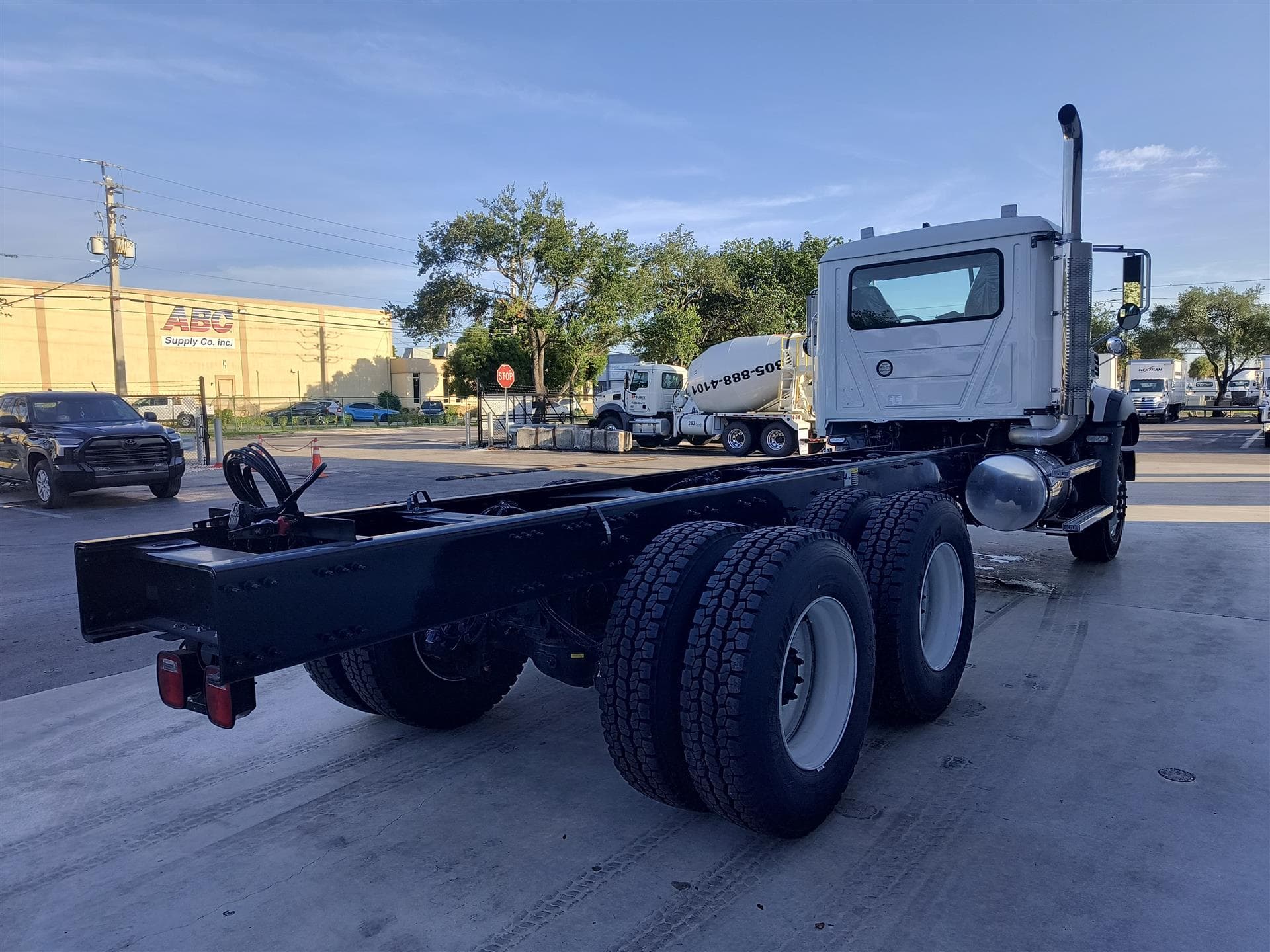 2025 Mack Granite — photo 3