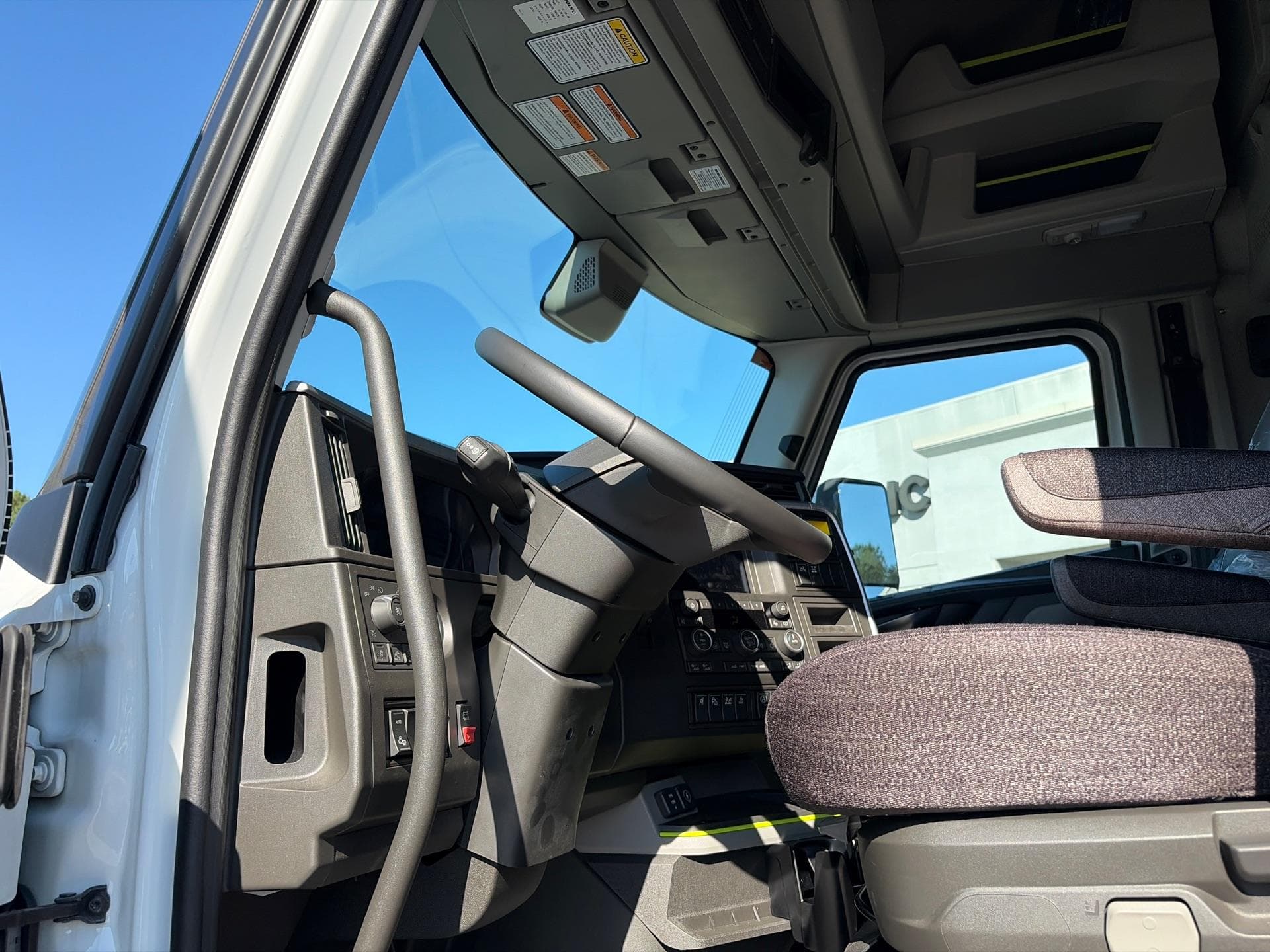 2025 Volvo VNL 860 — photo 12