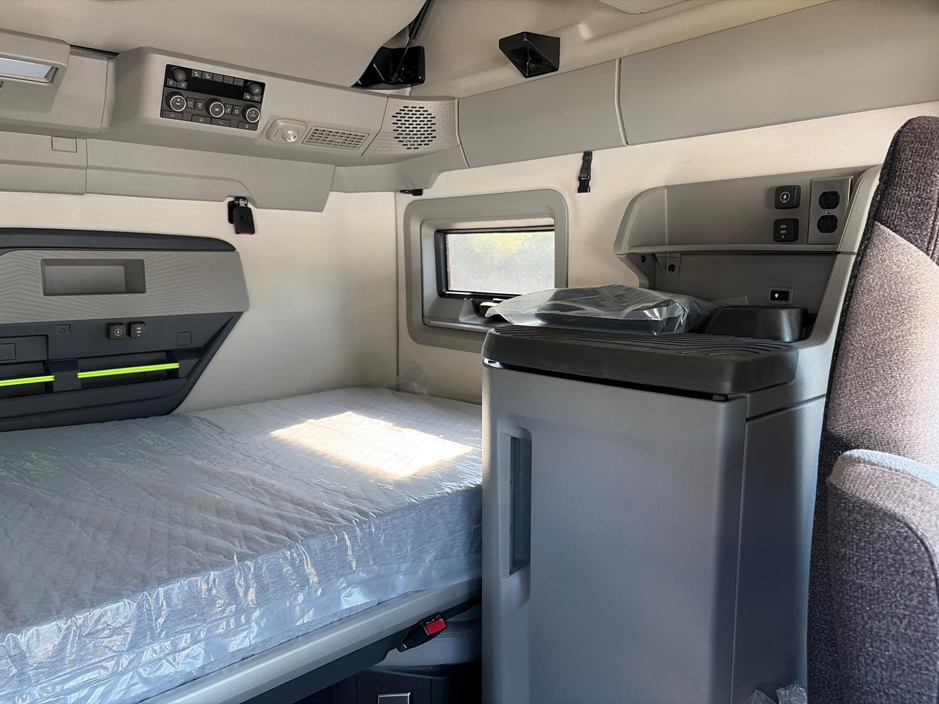 2025 Volvo VNL 860 — photo 18