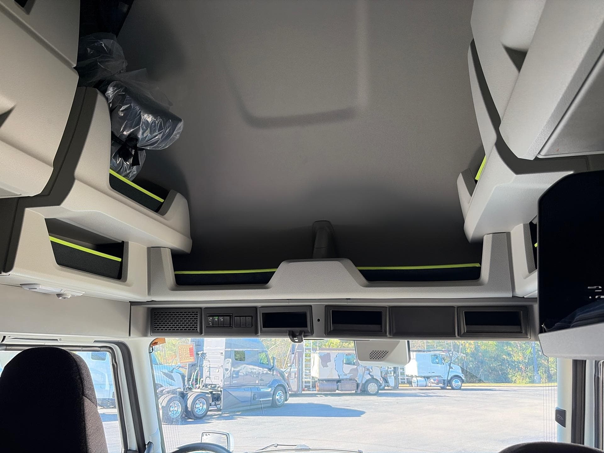 2025 Volvo VNL 860 — photo 21