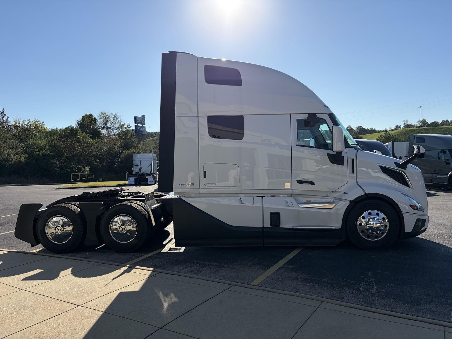 2025 Volvo VNL 860 — photo 4