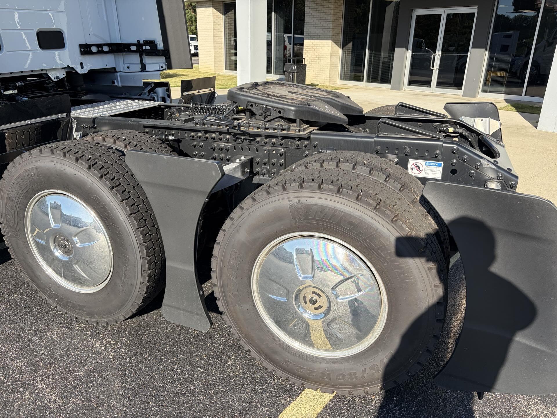 2025 Volvo VNL 860 — photo 7