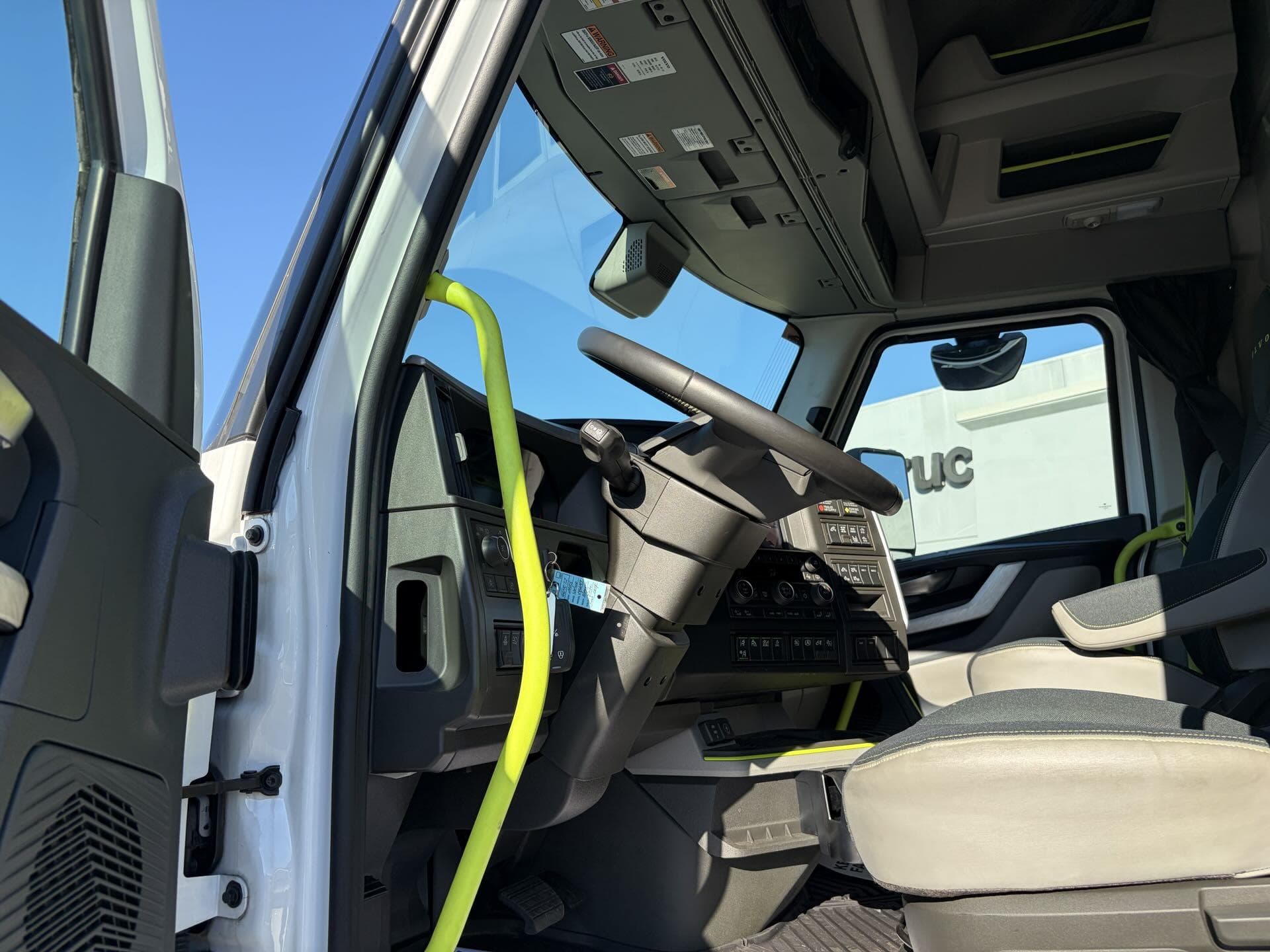 2025 Volvo VNL 860 — photo 10