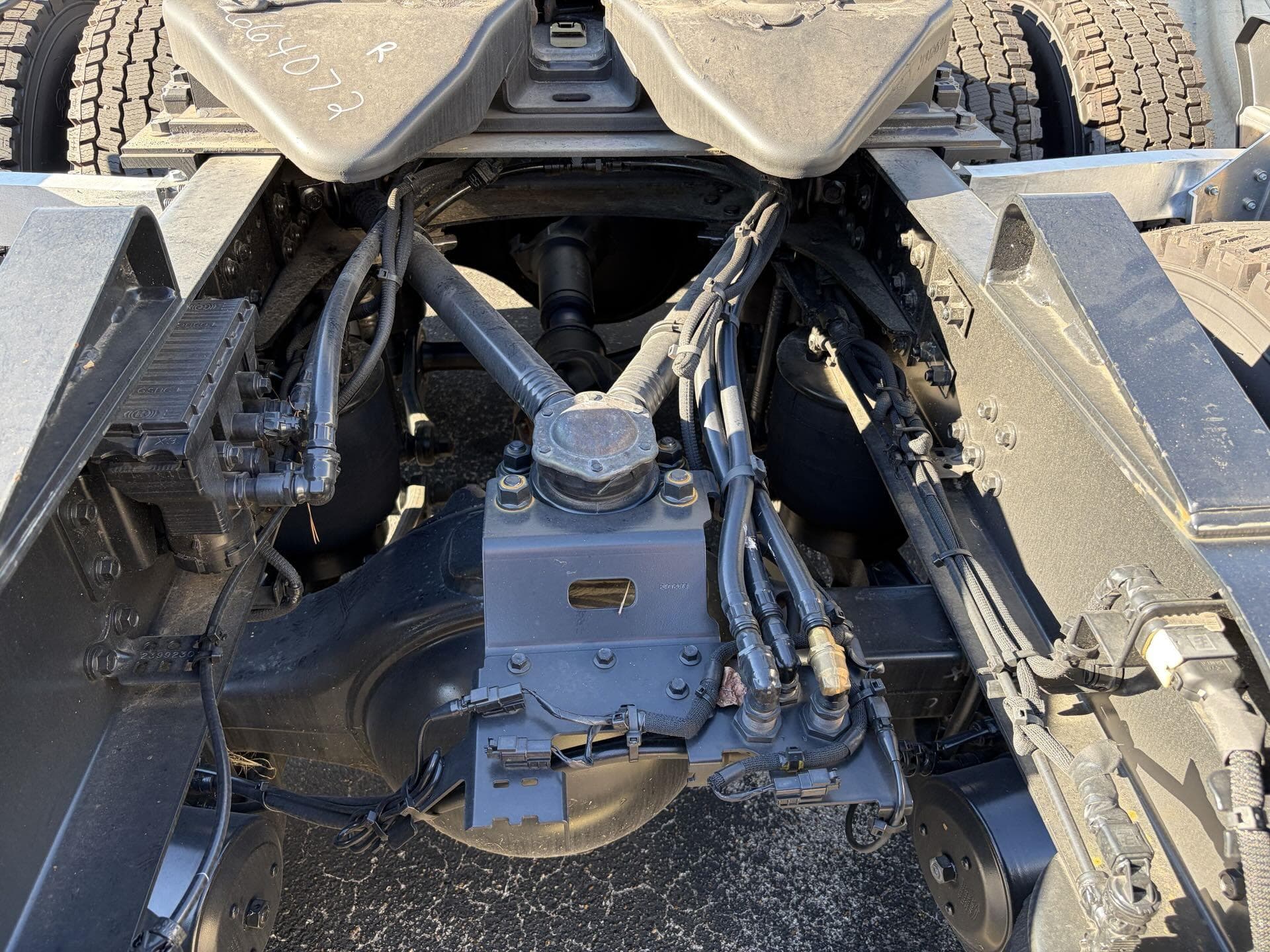 2025 Volvo VNL 860 — photo 14