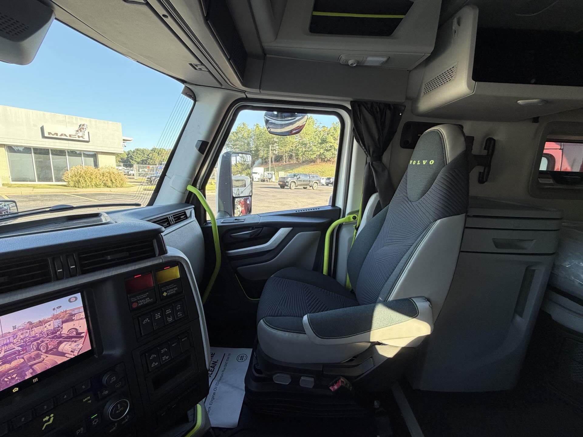 2025 Volvo VNL 860 — photo 21