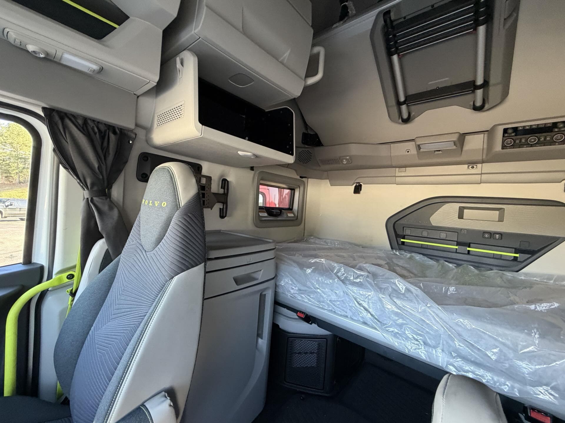 2025 Volvo VNL 860 — photo 15