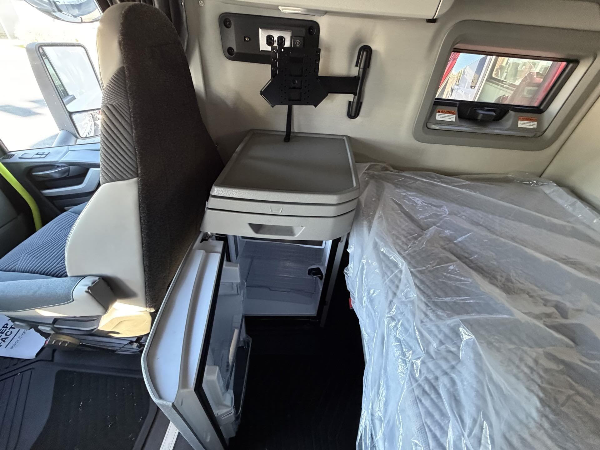 2025 Volvo VNL 860 — photo 18