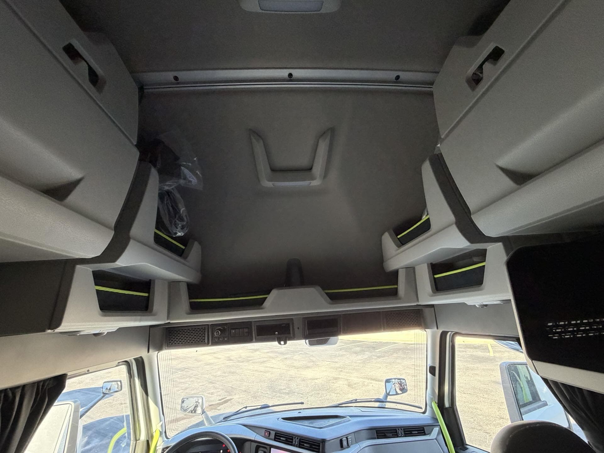 2025 Volvo VNL 860 — photo 22