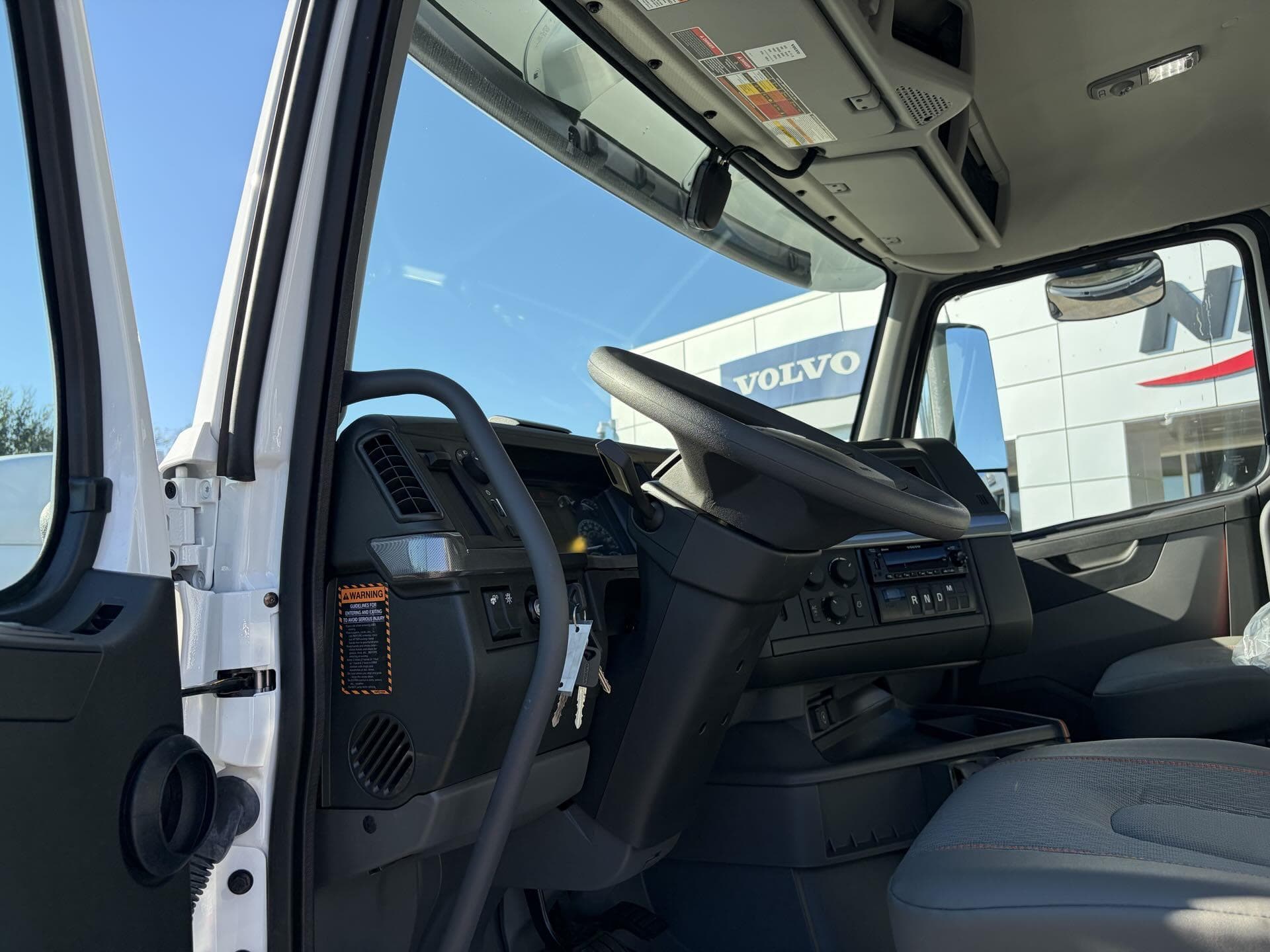 2026 Volvo VNR 640 — photo 10