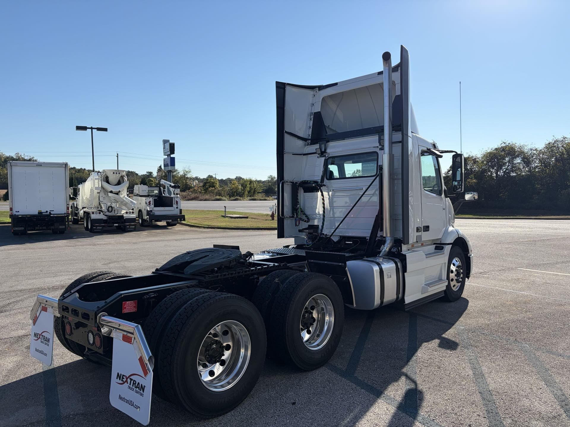 2026 Volvo VNR 640 — photo 9