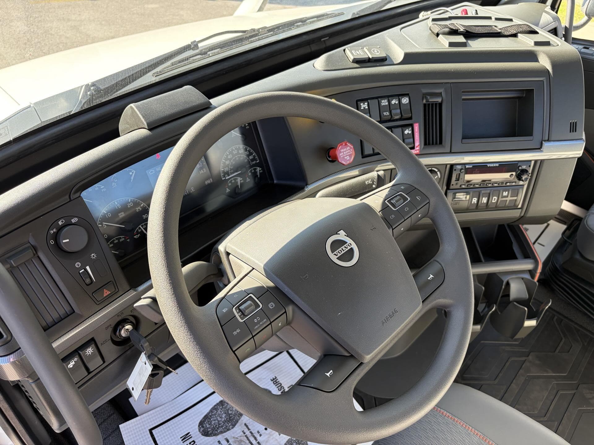 2026 Volvo VNR 640 — photo 13