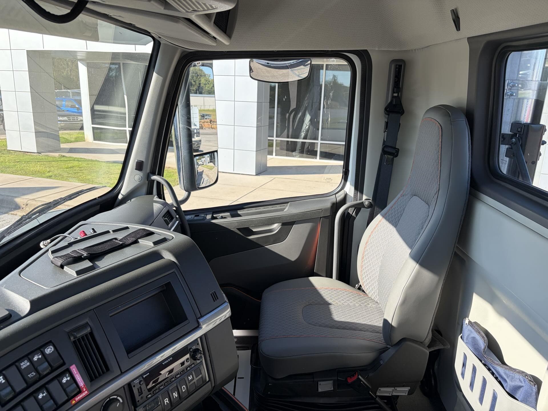 2026 Volvo VNR 640 — photo 14