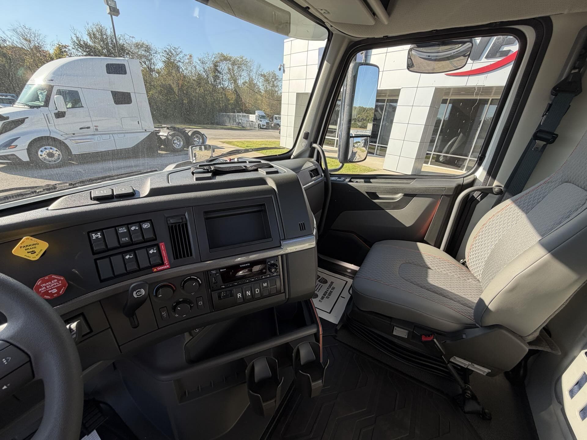 2026 Volvo VNR 640 — photo 16