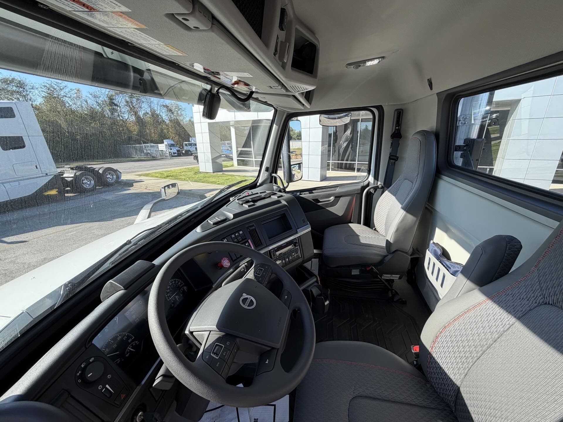 2026 Volvo VNR 640 — photo 17